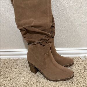 Elegant Tan Women's Boots